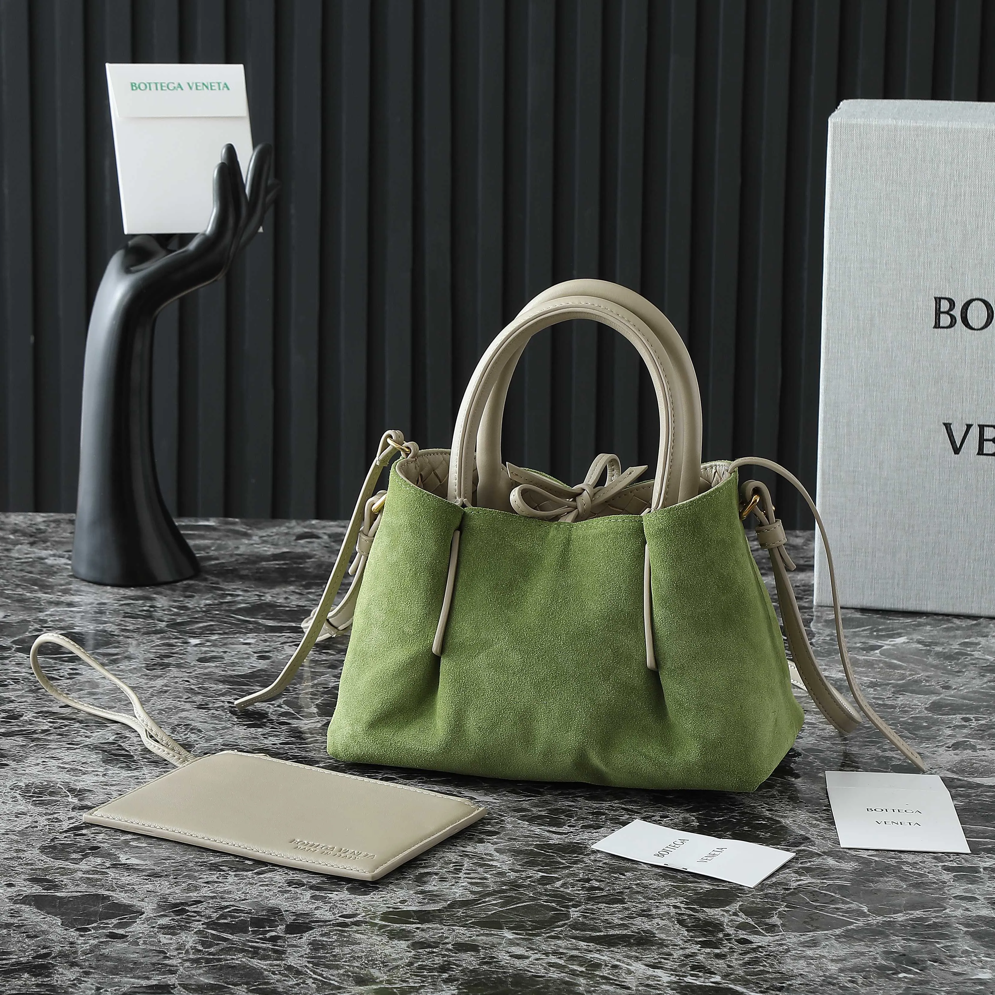Batch 1660 BV25 spring and summer new product Mini pinacoteca two-tone surface. The weaving process is also super exquisite. Every texture is delicate and clear, and you can see the full ingenuity. 👜The bag uses 1 cm leather strips, which are purely hand-woven, highlighting the brand's craftsmanship. The inside is flipped to reveal a smooth suede lining that can be used on both sides, taking into account both fashion and practicality. 	 The small size can be worn on one shoulder or across the body, making it super versatile for daily commuting! 	 💕Fashionable ladies who like BV, come to me to get the same style~ ​Model number: 819004 ​Size: 24*15*12cm